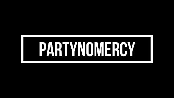 Mi hermanastra me pide que le enseñe a jugar y termino jugando bien rico con ella.