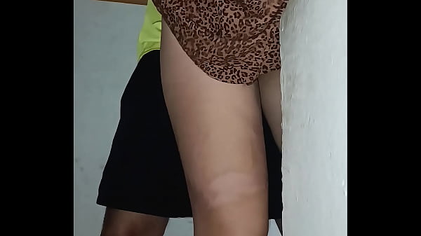 Surpresa Inesperada no Encontro do Tinder: “Sogra” em Casa e sexo proibido nas Escadas. Muito tesão